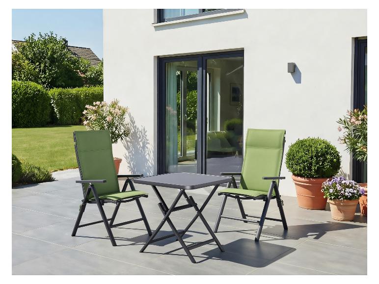Tuinmeubelset met twee groene stoelen en een grijze tafel op een terras.