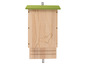 Een houten vleermuizenhuis met een groen dak.
