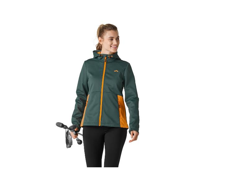 Vrouw in een donkerblauw en oranje McKinley softshell jack met wandelstokken.