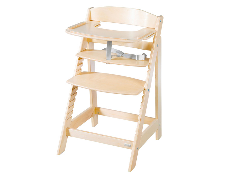 Une chaise haute en bois avec un plateau et une ceinture de sécurité.