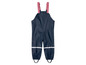 Salopette imperméable bleue avec des bretelles roses pour enfants.