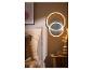 Moderne LED-wandlamp met overlappende ringen in een gezellige slaapkamer.