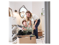 Jeune couple déballant des cartons de déménagement, essayant des chaussures.