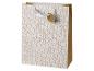 Sac cadeau blanc avec motif géométrique doré et étiquette ronde.