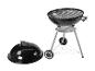 Een zwarte barbecue met deksel en wielen.