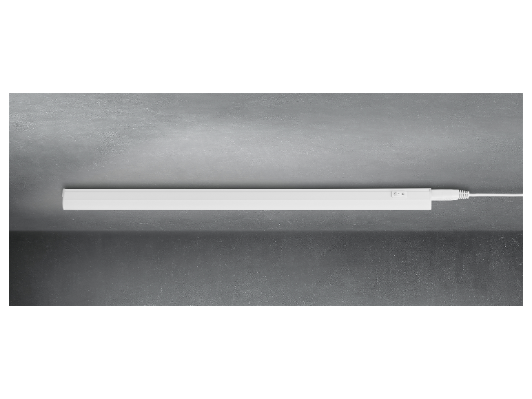 Un luminaire LED blanc fixé à un mur gris.