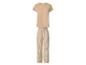 Beige T-shirt met korte mouwen en gestreepte broek.