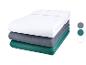 Draps-housses empilés en blanc, gris et vert avec échantillons de couleurs.