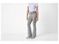 Femme en pantalon évasé gris et t-shirt bleu clair