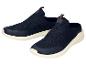 Een paar marineblauwe mesh instapsneakers met witte zolen.