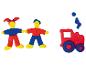 Deux figurines en pâte à modeler se tenant la main et un tracteur rouge aux roues bleues.