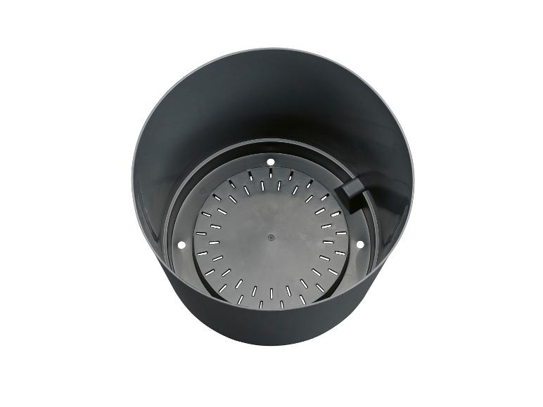 Pot de fleurs en plastique gris foncé avec insert de drainage, vu de dessus.
