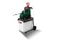 Een groene elektrische shredder met wielen voor het vermalen van tuinafval.