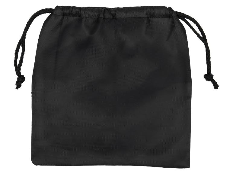 Une pochette noire à cordon sur fond blanc.