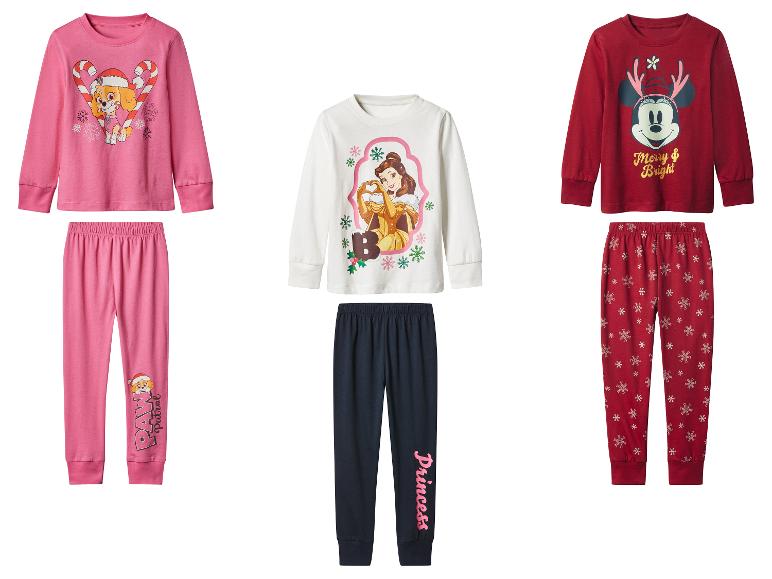 Drie kinderpyjamasets: roze Paw Patrol, wit Princess Belle en rood Mickey Mouse.
