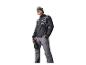 Homme en veste de ski noire et pantalon gris, avec lunettes et bonnet.