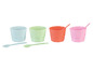 Quatre bols colorés avec des cuillères assorties