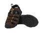Paar bruine en zwarte heren outdoorsandalen met gele accenten en gestructureerde zolen.