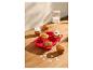 Rode siliconen muffinvorm met muffins, sommige versierd met glazuur.