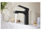 Un robinet de lavabo noir au design moderne avec de l'eau qui coule.