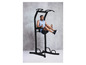 Un homme s'entraîne sur un rack de musculation noir avec différents exercices.