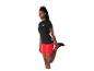 Femme en t-shirt de sport noir et short rouge étirant sa jambe.