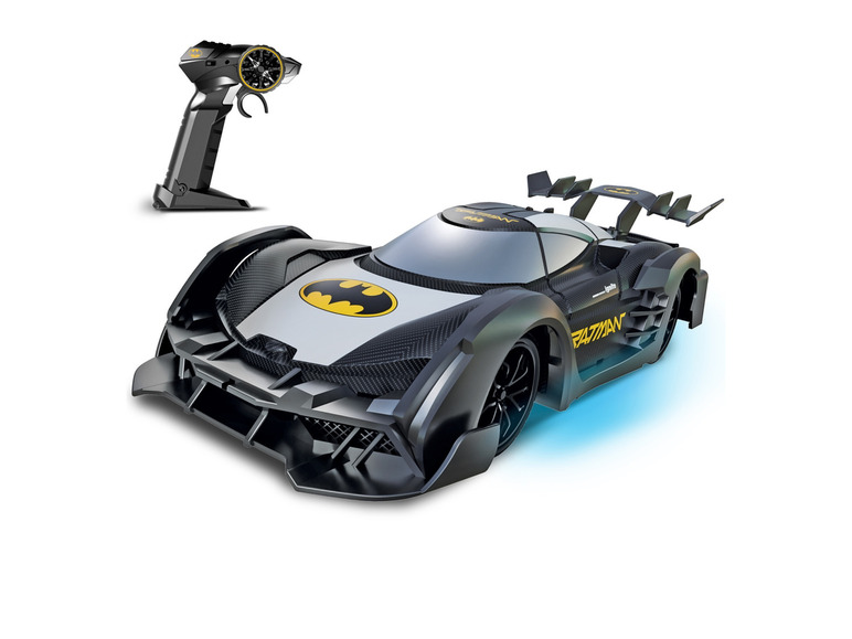 Une voiture de course noire Batman avec une télécommande.