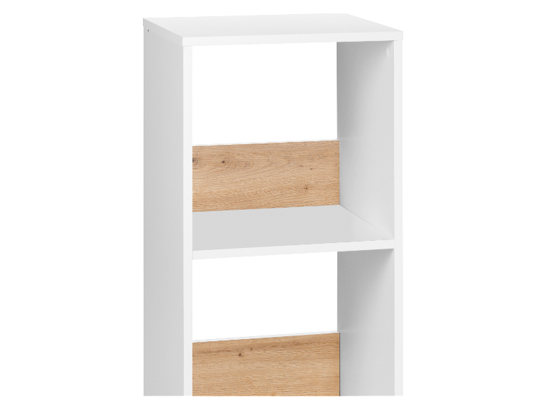 Bibliothèque blanche avec accents en bois.