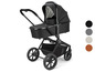 Een zwarte kinderwagen met een wieg en een boodschappenmandje.