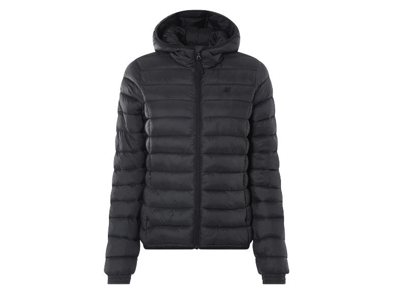 Une veste matelassée noire à capuche.
