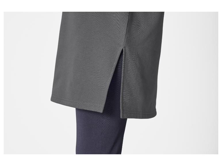 Un t-shirt gris avec des fentes latérales.