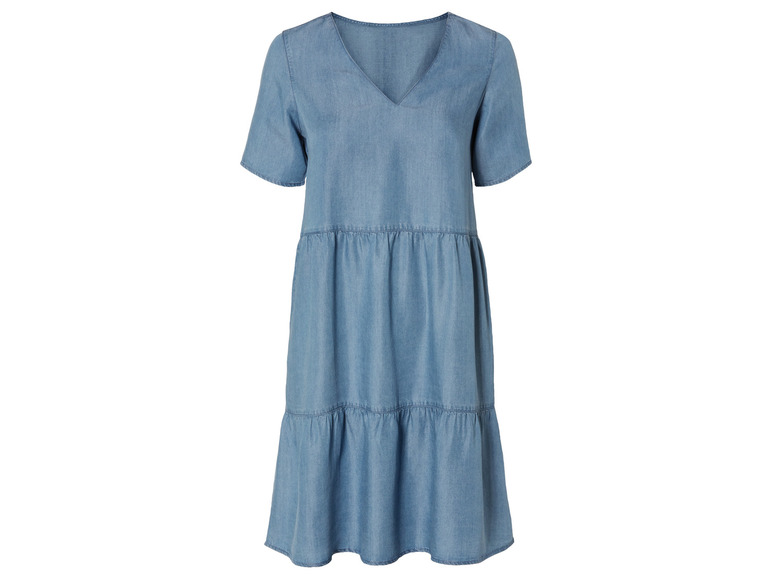 Une robe en jean bleu clair à manches courtes et col en V.