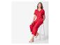 Rode jumpsuit en witte sandalen voor dames.