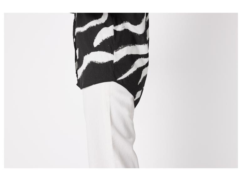 Zwart-wit zebraprint overhemd en witte broek.