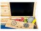 Een houten speelgoedkeuken met een bord en accessoires zoals een gieter en een pan.