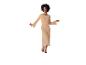 Robe pull beige et sandales : mode féminine et décontractée.