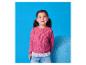 Fille en pull rose et jean, sur fond bleu.