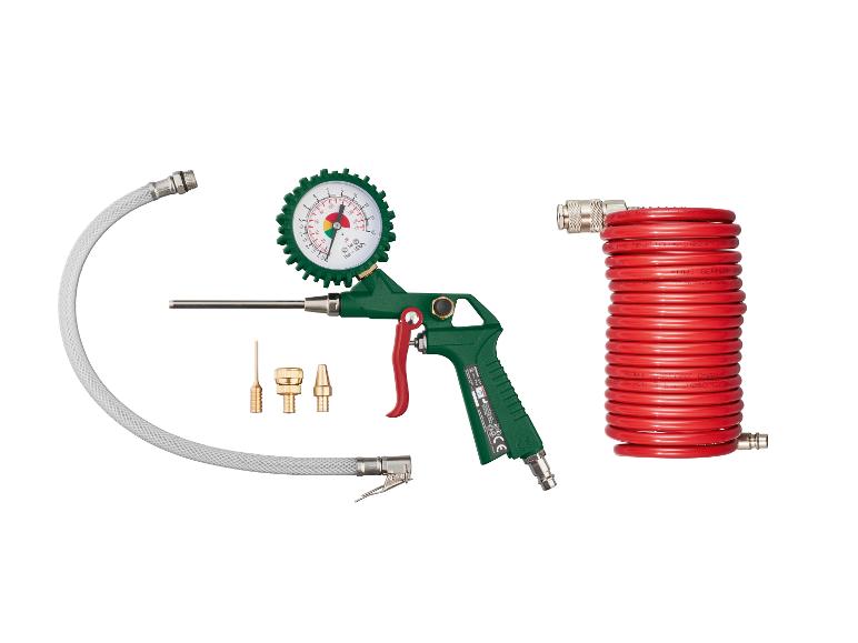 Een groene luchtbandpomp met manometer, een rode slang en een grijze slang.