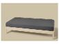 Un cadre de lit en bois clair avec un matelas gris foncé sur fond beige.