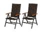 Twee bruine rieten opvouwbare tuinstoelen met houten armleuningen.