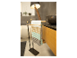 Zwarte handdoekenrek met gestreepte handdoeken in neutrale kleuren in een moderne badkamer.