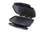 Een open grill met gegroefde platen