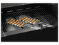 Gegrilde worstjes in een grillrooster op een zwarte grill.