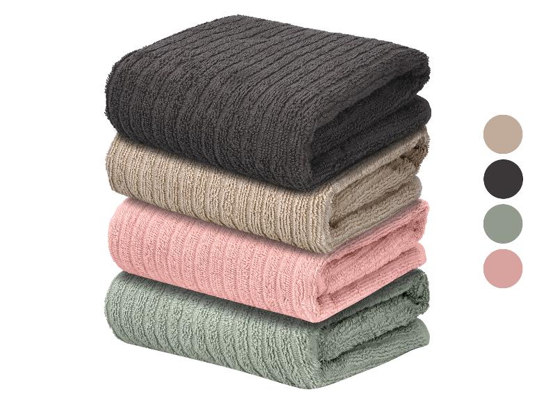 Une pile de quatre serviettes pliées de différentes couleurs, avec des échantillons de couleur à côté.