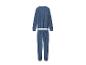 Blauwe pyjamaset met lange mouwen top en bijpassende broek.