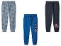Trois paires de pantalons de survêtement pour enfants : bleu clair avec Mickey Mouse, bleu avec Mickey Mouse et bleu marine avec Spider-Man.