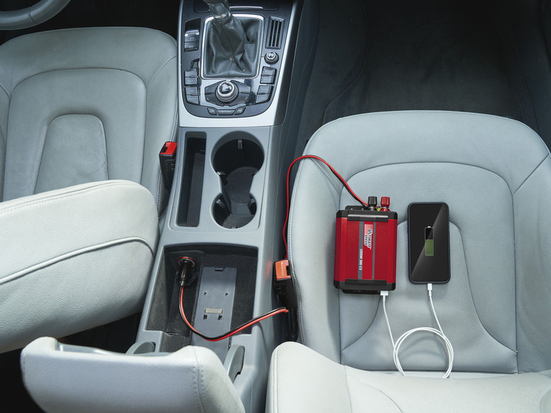 Een Ultimate Speed ​​omvormer en een smartphone worden opgeladen in een auto.