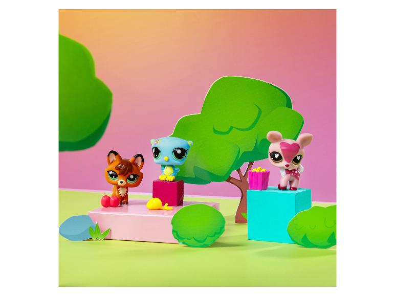 Drie Littlest Pet Shop dierenfiguren, een vos, een uil en een hert, in een gestileerde bossetting.
