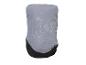 Gilet de cyclisme gris compressible avec un bas en maille noire, plié dans une pochette compacte.
