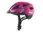 Roze kinderfietshelm met vlinder- en hartmotieven.